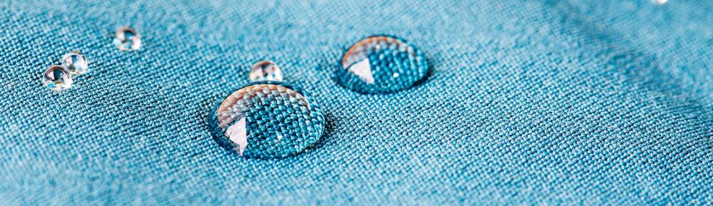 Gouttes d'eau sur du tissu bleu