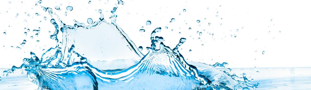 Eau bleue qui éclabousse