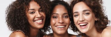Un groupe diversifié de femmes souriantes à la peau éclatante